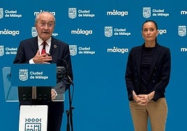 El alcalde de Málaga, Paco de la Torre, y la portavoz popular, Elisa Pérez de Siles, este mediodía en las ruedas de prensa previas al pleno de este jueves.