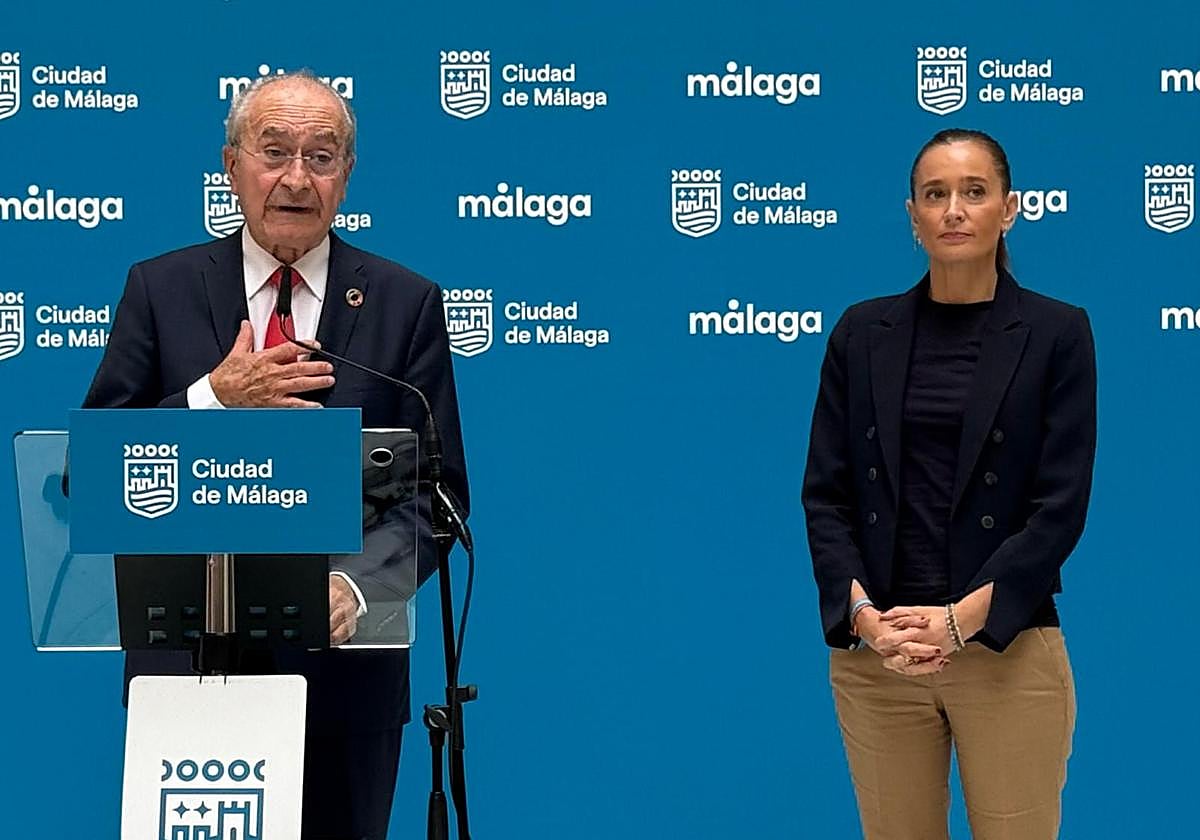 El alcalde de Málaga, Paco de la Torre, y la portavoz popular, Elisa Pérez de Siles, este mediodía en las ruedas de prensa previas al pleno de este jueves.
