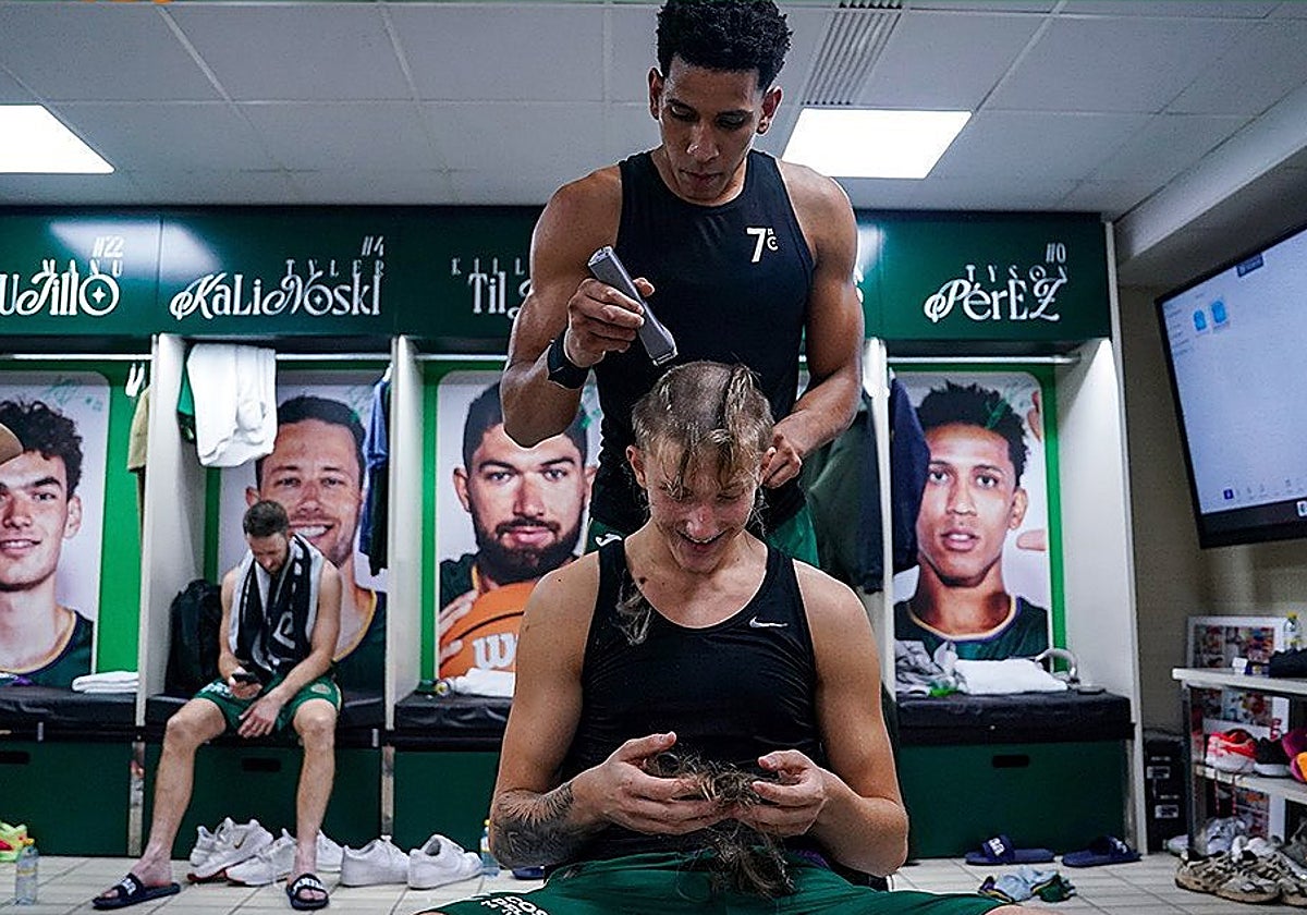 Tyson Pérez rapa a Butajevas en el vestuario al término del partido contra el Oostende.