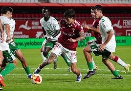 Un jugador del Real Murcia trata de controlar en el área del Antequera.