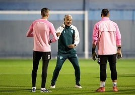 Pellicer habla con Carlos López y Alfonso Herrero durante el entrenamiento del martes.