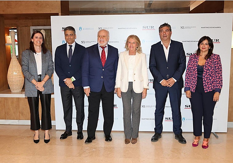 La alcaldesa de Marbella, junto a ponentes y organizadores, al inicio del encuentro.
