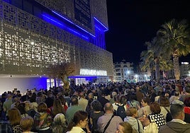 Concentración de vecinos y vecinas de Estepona pidiendo la apertura completa del hospital de la ciudad.