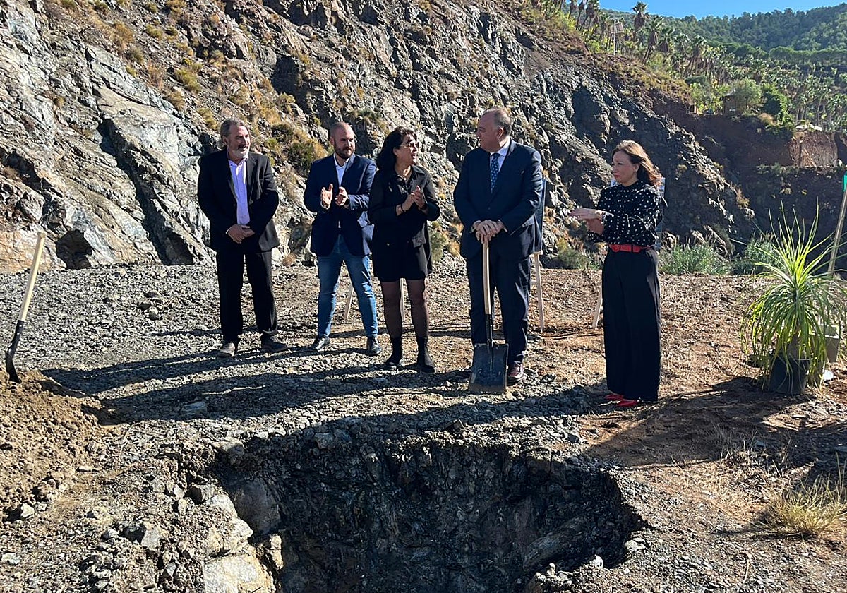 De derecha a izquierda: Ricardo Gista, presidente de la empresa promotora; Javier Lazpita, futuro director del parque; Marian Fernández, alcaldesa de Carratraca; Arturo Bernal, consejero de Turismo y Patricia Navarro, delegada del Gobierno andaluz en Málaga, durante el acto.