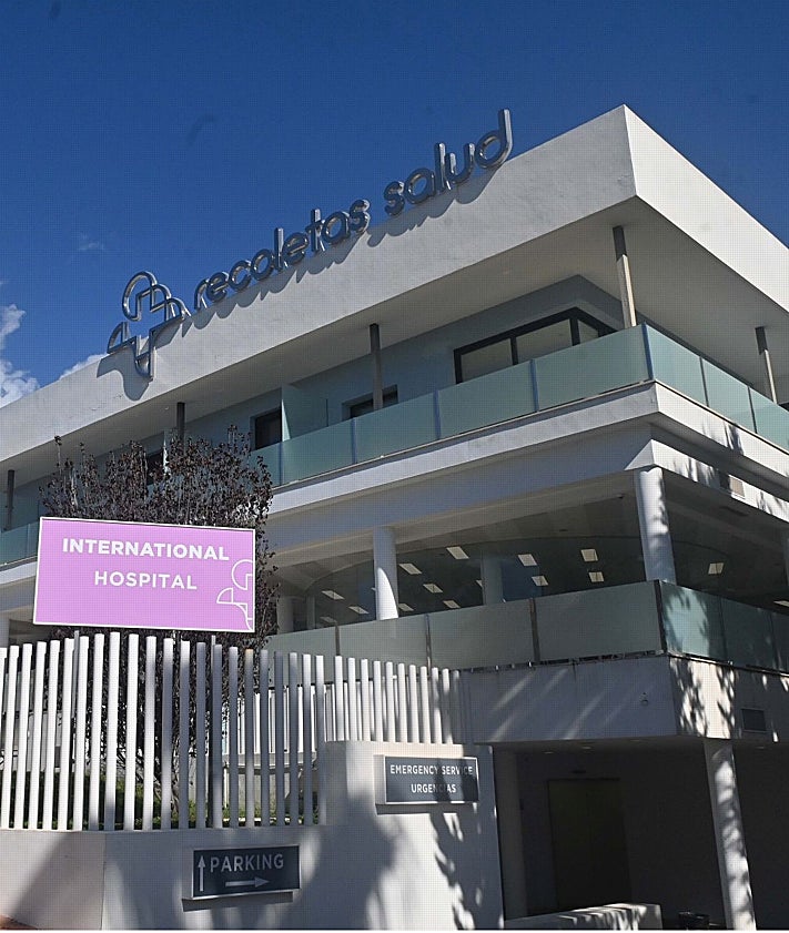Imagen secundaria 2 - Imágenes de una consulta, una habitación y el exterior del centro hospitalario.