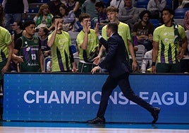 Ibon Navarro saluda a sus jugadores antes del comienzo del partido.