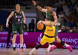 Tyson Pérez frena a Yacoov, del Oostende, en el partido del miércoles.