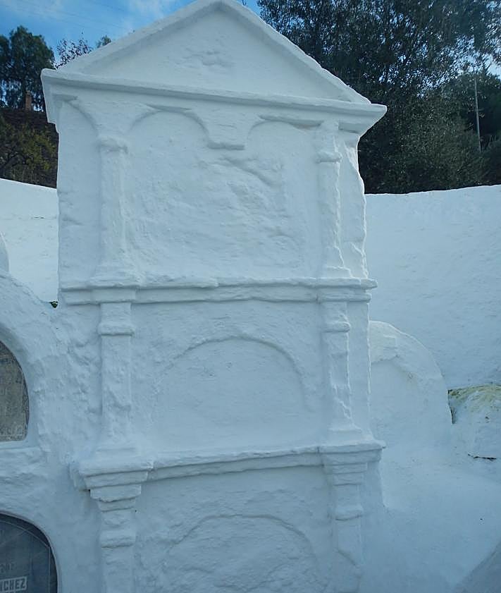Imagen secundaria 2 - En la primera foto, perspectiva desde el mirador del cementerio. Desde allí se puede ver la torre de la iglesia, que también es octogonal (foto 2). Uso de columnas entre nichos (foto 3).
