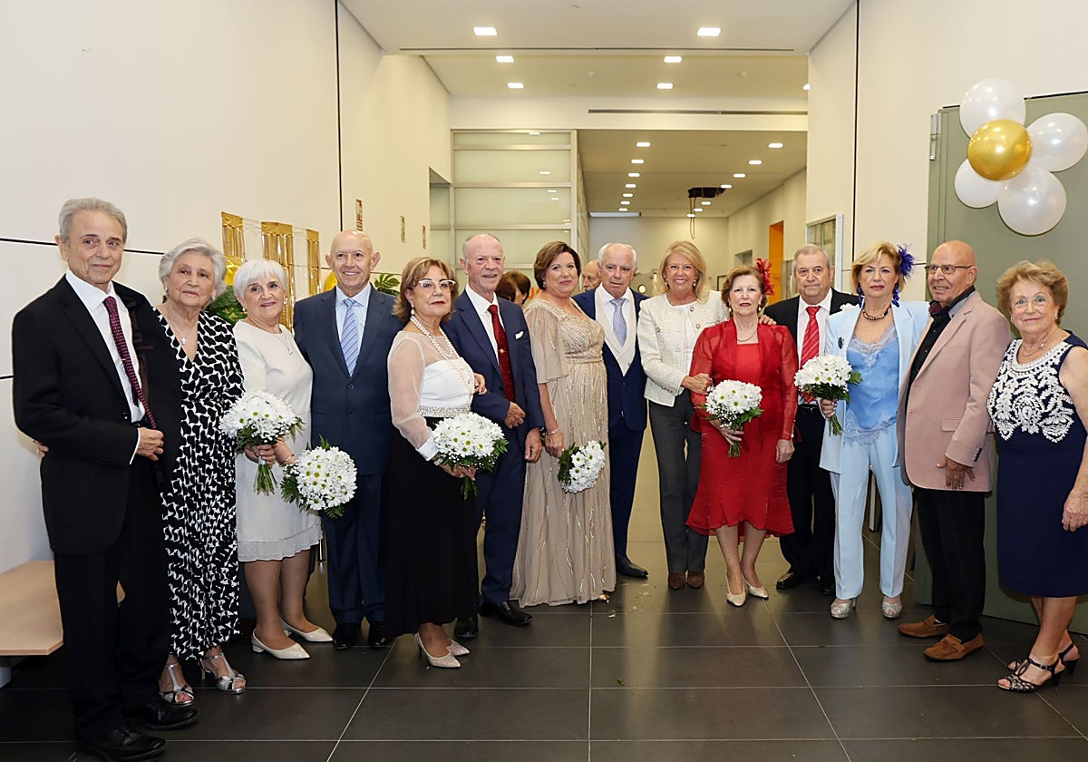 La alcaldesa de Marbella, Ángeles Muñoz, con los seis matrimonios que han celebrado sus 50 años de casados.