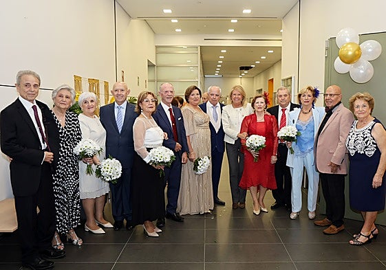 La alcaldesa de Marbella, Ángeles Muñoz, con los seis matrimonios que han celebrado sus 50 años de casados.