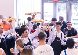 Alumnos de 'Cantera', durante uno de los servicios de catering.