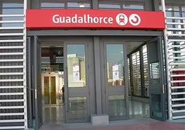 Entrada principal de la estación de Guadalhorce, donde Renfe ha comenzado las obras de renovación del sistema de iluminación.