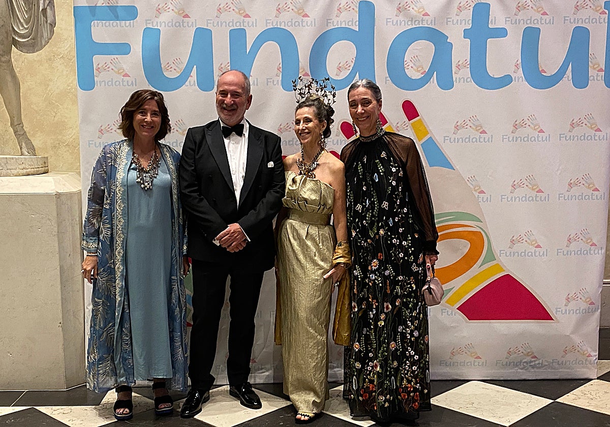 Las tres hijas y el hijo de Remedios del Río, actual presidente de Fundatul, durante la 31 Gala Benéfica de la Fundación creada por Remedios del Río en 1997.