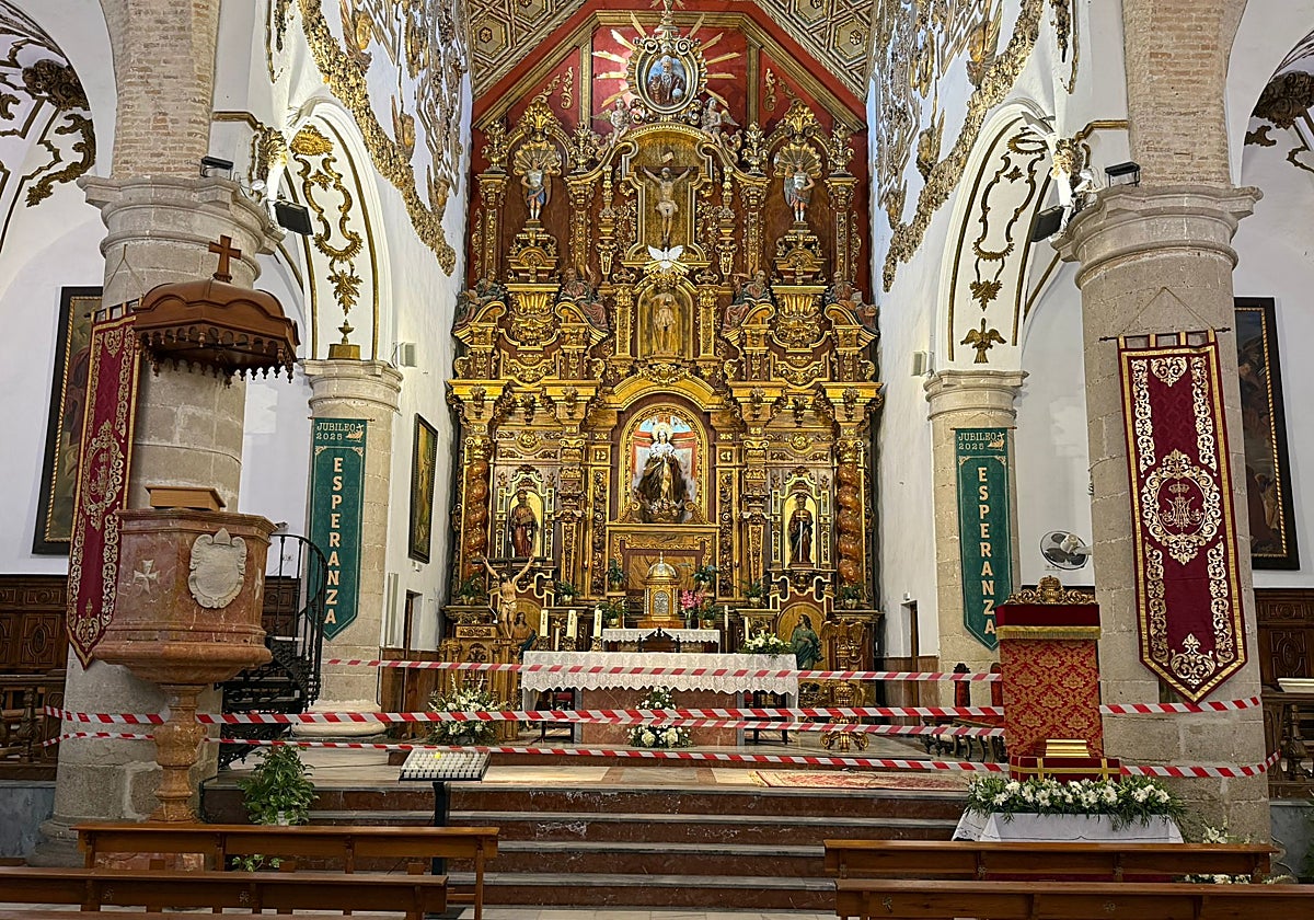 Acordonado el altar mayor de la parroquia de San Juan Bautista de Coín.