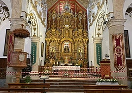 Acordonado el altar mayor de la parroquia de San Juan Bautista de Coín.