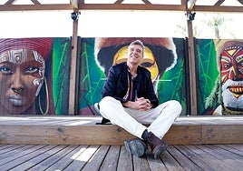 Javier Ojeda, en el chiringuito Santo Pitote de la playa de Los Álamos.