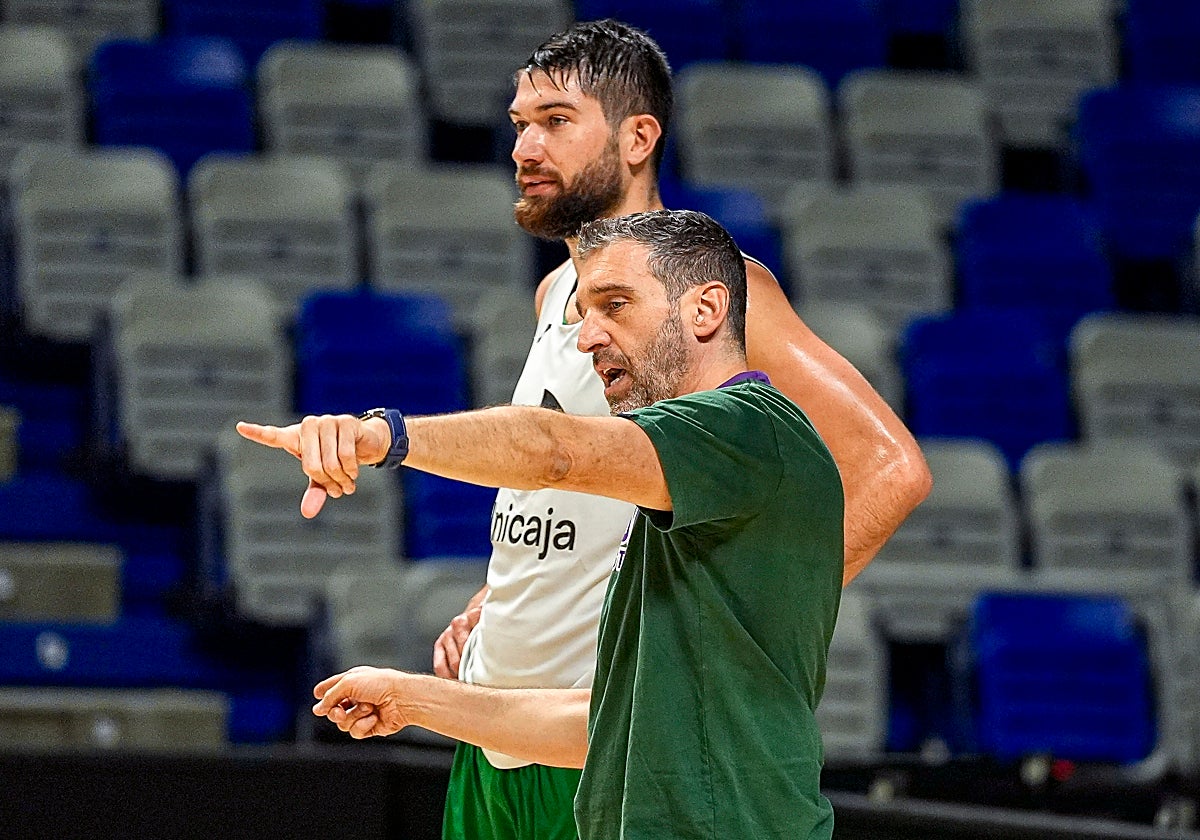 Ibon Navarro da instrucciones a Tillie en un entrenamientgo.