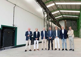 Fernando Fernández, en el centro, junto al alcalde de Archidona y responsables de la cooperativa La Purísima durante la visita a las instalaciones.