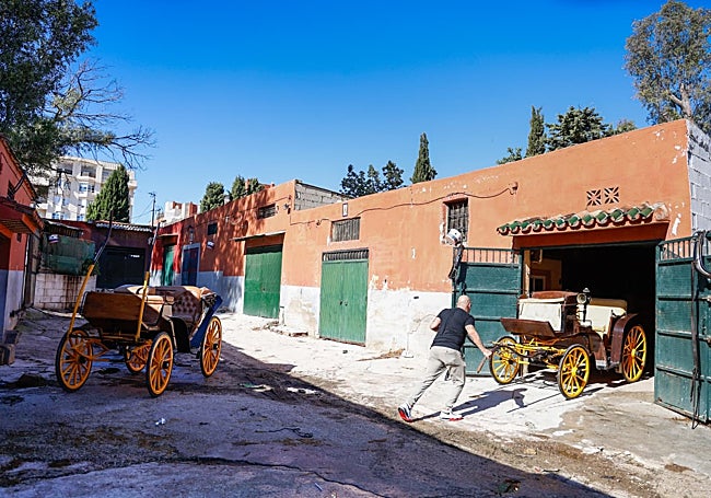 Retiran algunas pertenencias de las caballerizas el pasado jueves.