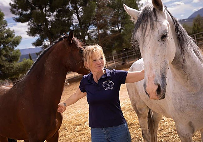 La exjinete danesa, junto a dos de los caballos malagueños.