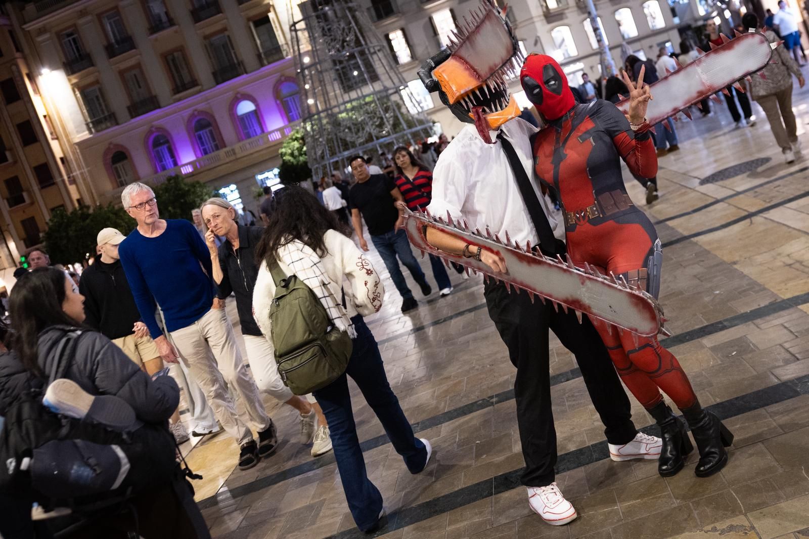 Muchos malagueños lucieron sus disfraces por las calles del Centro de Málaga