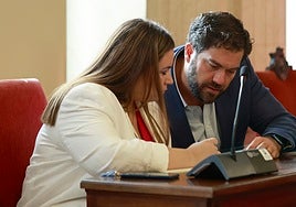 La concejala Mercedes Martín junto al edil Borja Vivas.