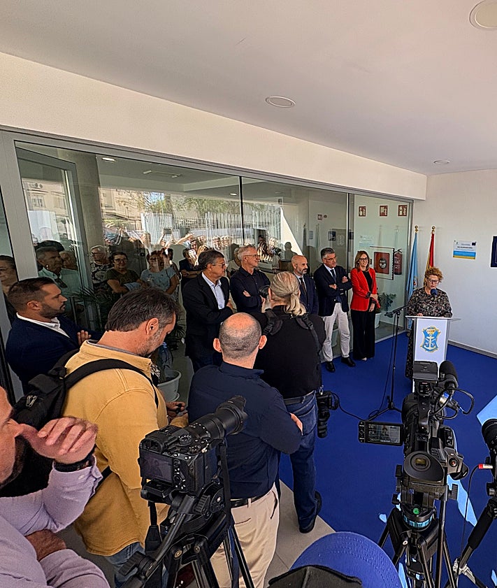 Imagen secundaria 2 - Tres imágenes del edificio y del acto celebrado este viernes 31 de octubre en Nerja.