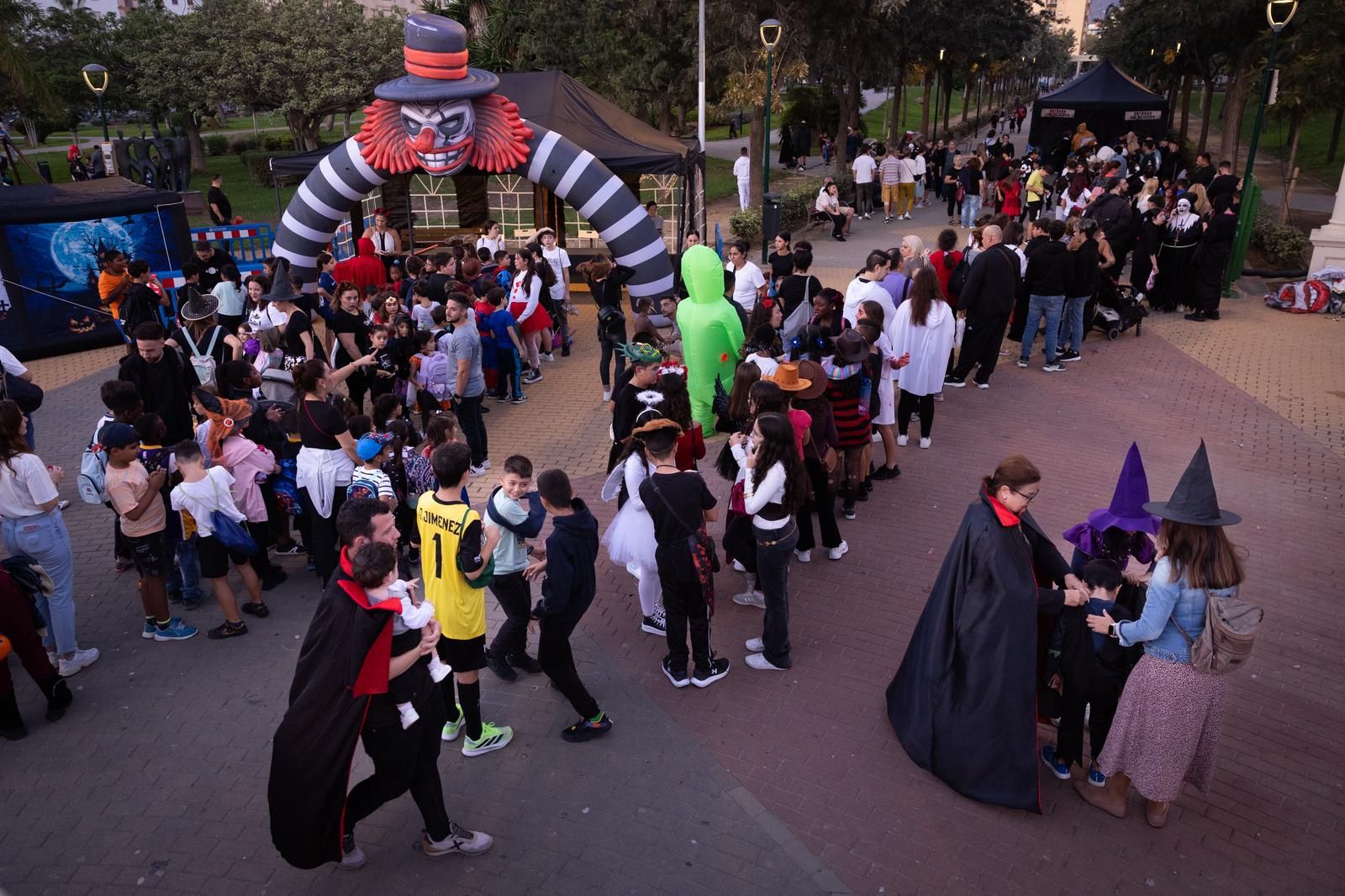 Ambiente de Halloween en el parque de Huelin