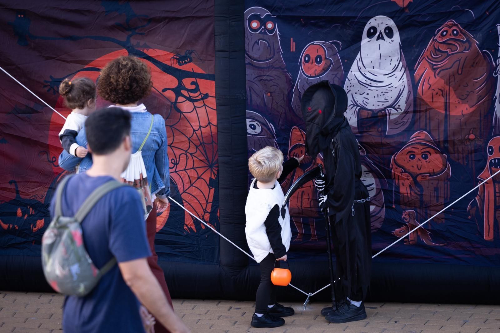 Ambiente de Halloween en el parque de Huelin