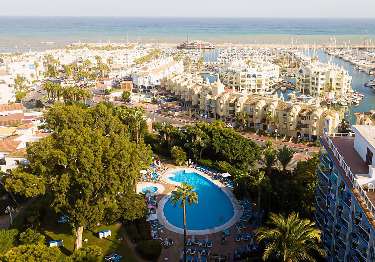Vista de la zona de jardines y piscina de un hotel de Benalmádena.