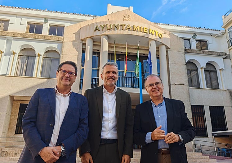 Antonio Sánchez, Ignacio López y Francisco Fernández España, de izquierda a derecha, esta mañana ante la fachada del Ayuntamiento de Rincón de la Victoria.