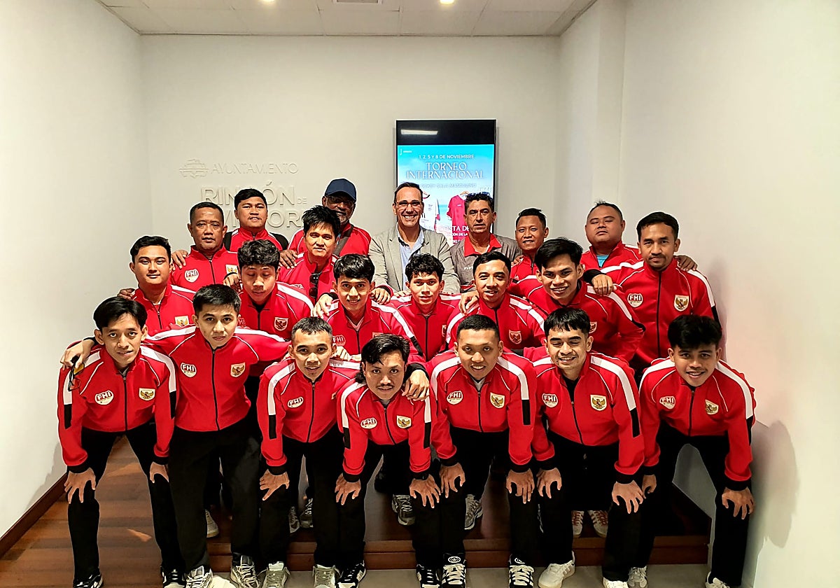 La selección de Indonesia con el concejal de Deportes.