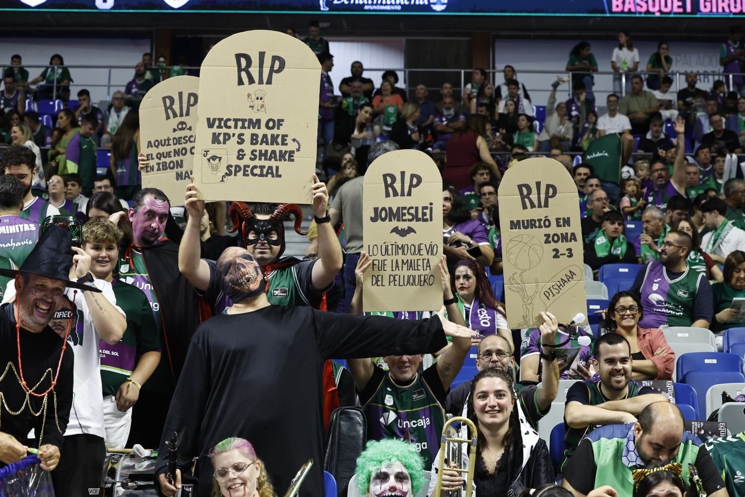 Al finalizar el partido, los jugadores del Unicaja celebraron Halloween con el público del Carpena