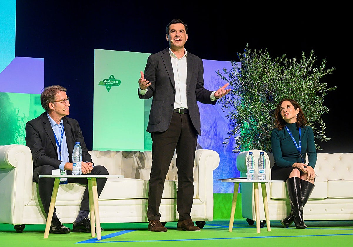 Juanma Moreno, junto a sus compañeros de partido Alberto Núñez Feijóo e Isabel Diaz Ayuso.