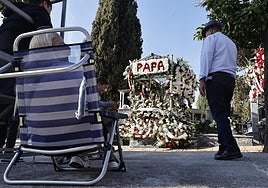 La familia de Isabel, de 69 años, velando a su marido, 'Papa': llevan ahorrando desde junio para las flores.