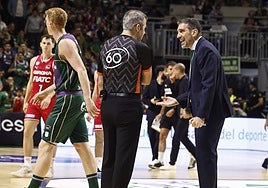 Ibon Navarro, hablando con uno de los árbitros.