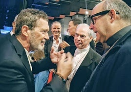 Antonio Banderas charla con los obispos Satué y Catalá en el Teatro del Soho Caixabank el jueves por la noche.:: R. PÉREZ