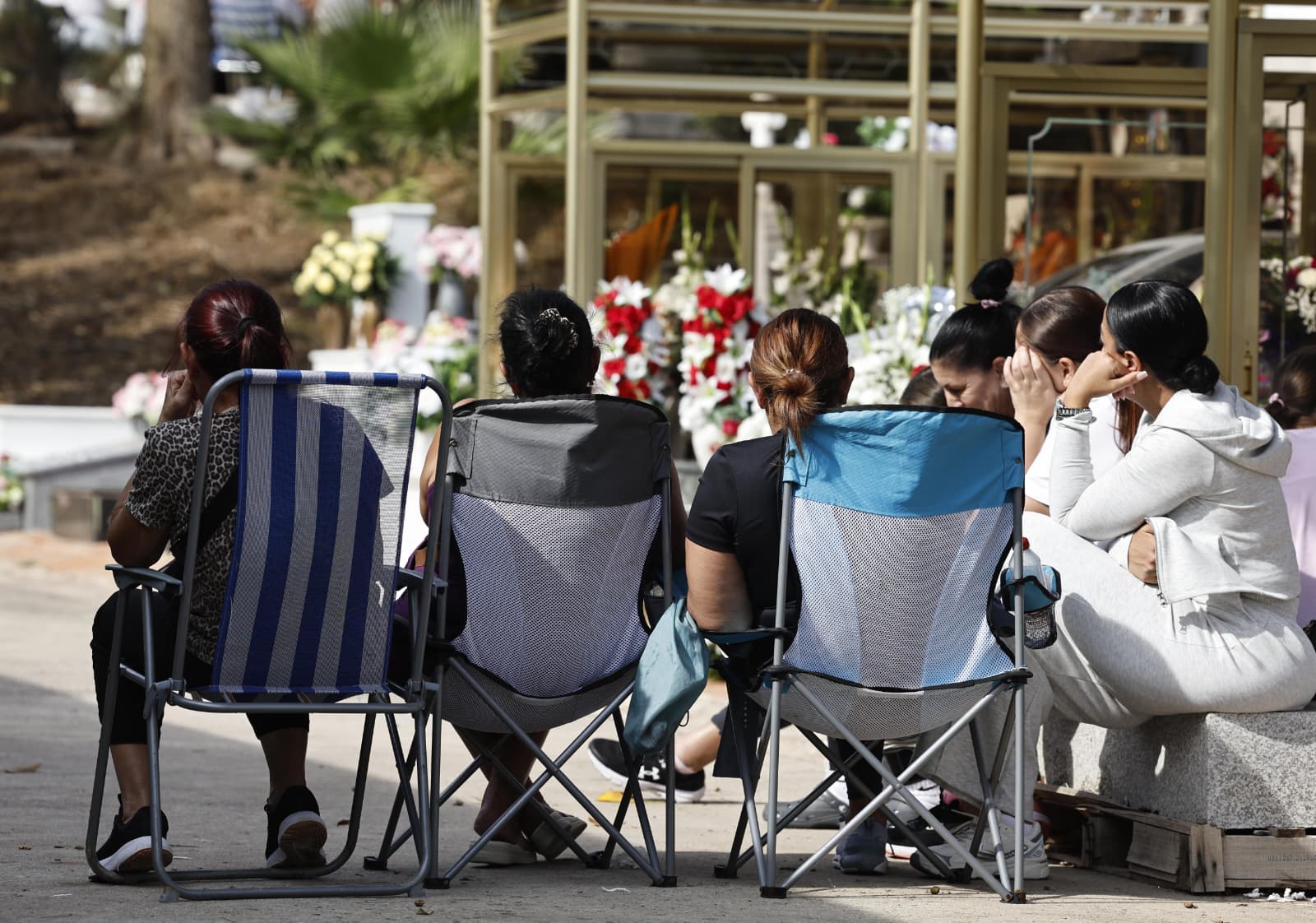 Cientos de personas acuden a los cementerios de Málaga en el Día de Todos los Santos