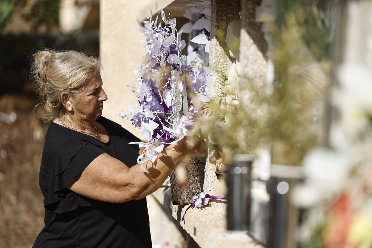 Personas de todas las edades se acercan al cementerio este 1 de noviembre para recordar a sus familiares fallecidos, una tradición que muchos lamentan que pierde fuerza