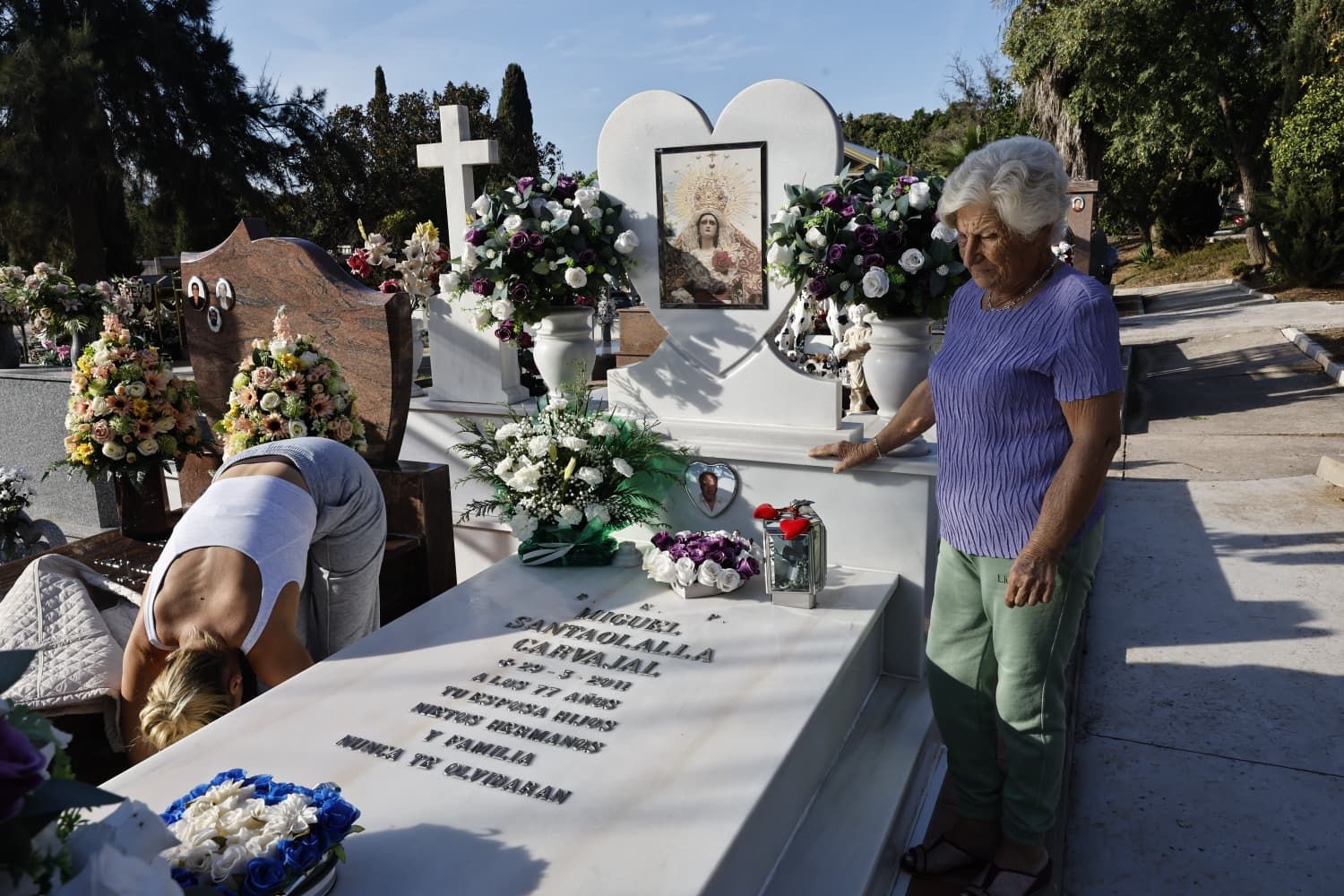 Personas de todas las edades se acercan al cementerio este 1 de noviembre para recordar a sus familiares fallecidos, una tradición que muchos lamentan que pierde fuerza