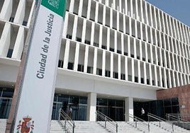 Dos hombres condenados en Málaga por agredir a otro al que dejaron sangrando en el suelo tras discutir en un bar