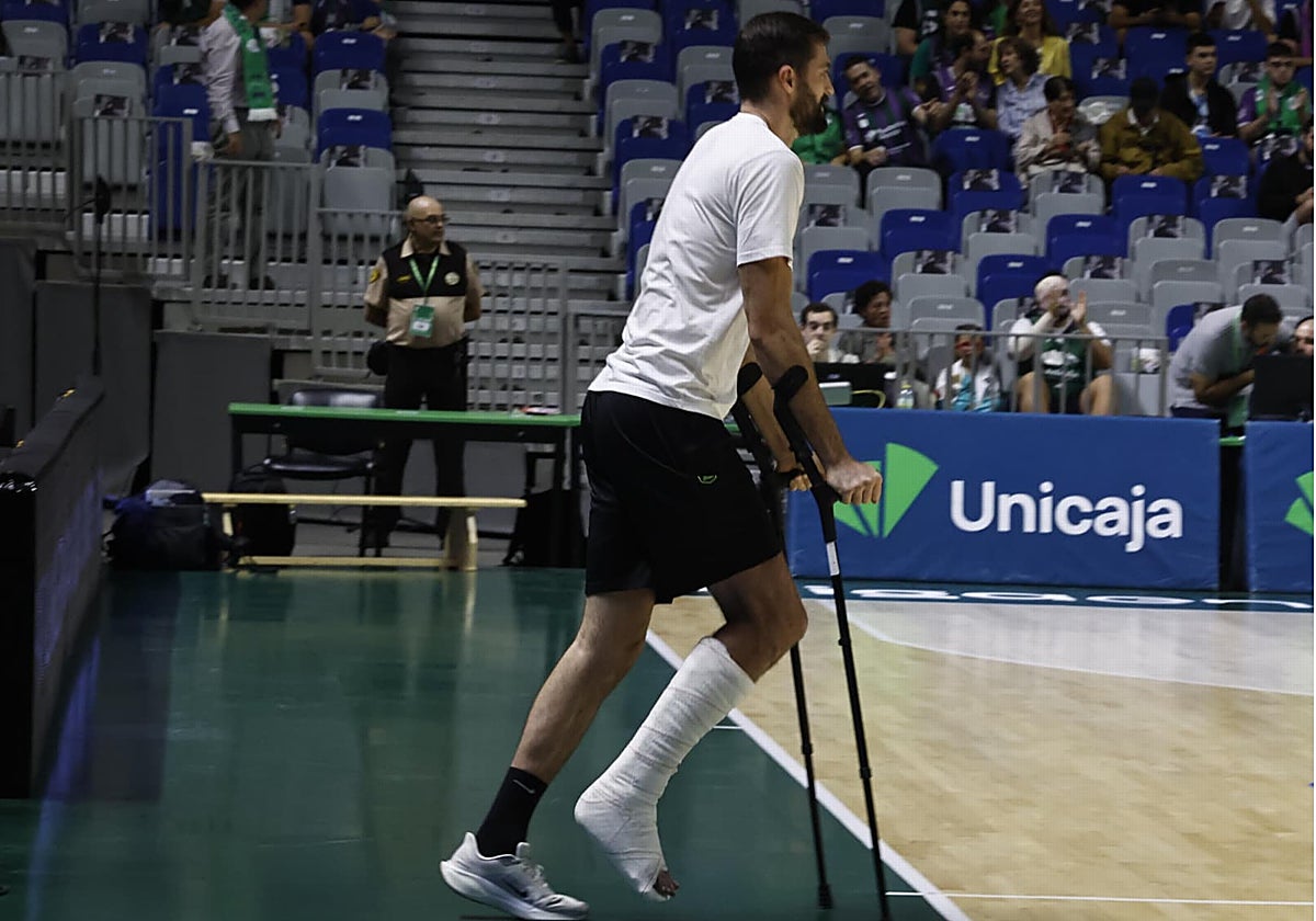 David Kravish entrando en la pista con muletas durante el calentamiento.