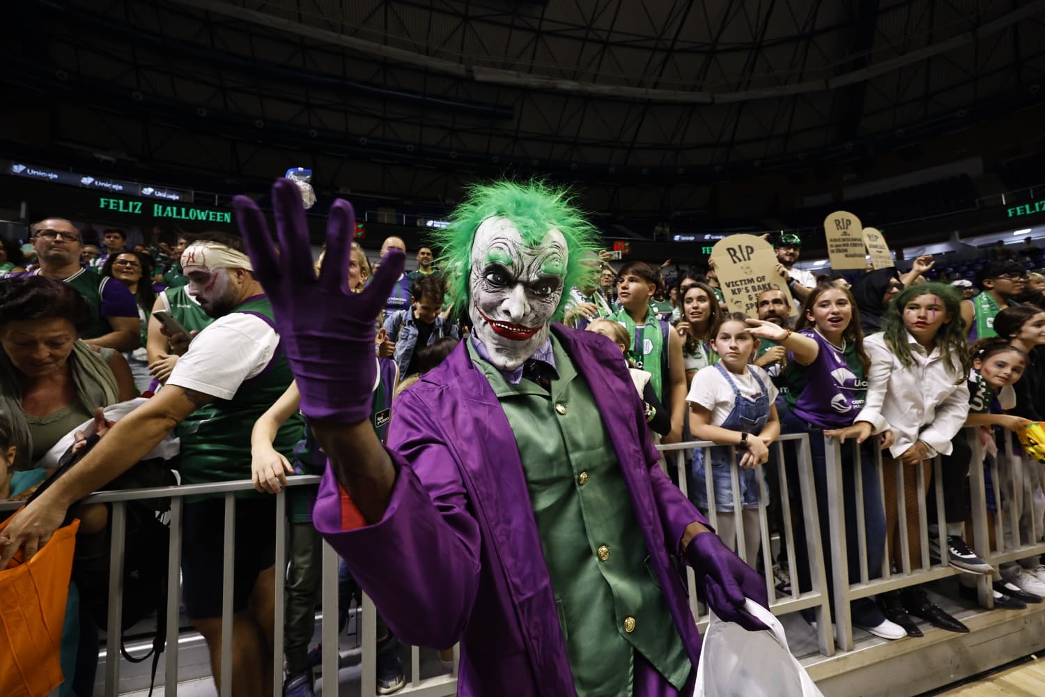 Los jugadores del Unicaja celebraron Halloween con sus aficionados