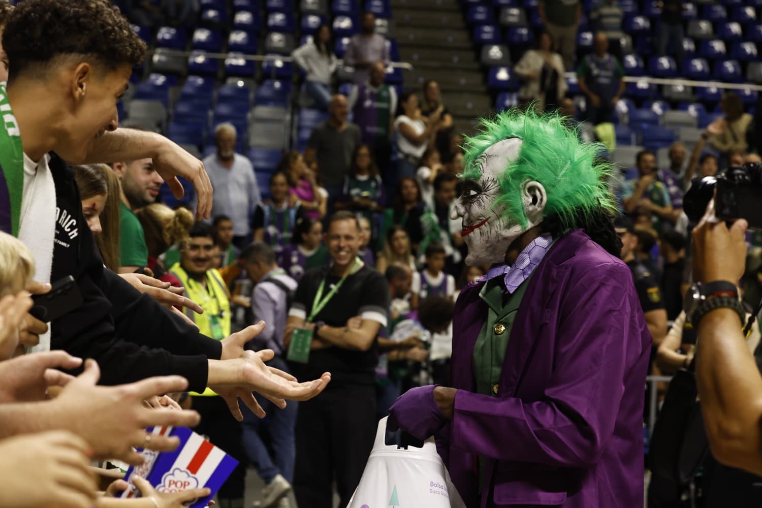 Los jugadores del Unicaja celebraron Halloween con sus aficionados