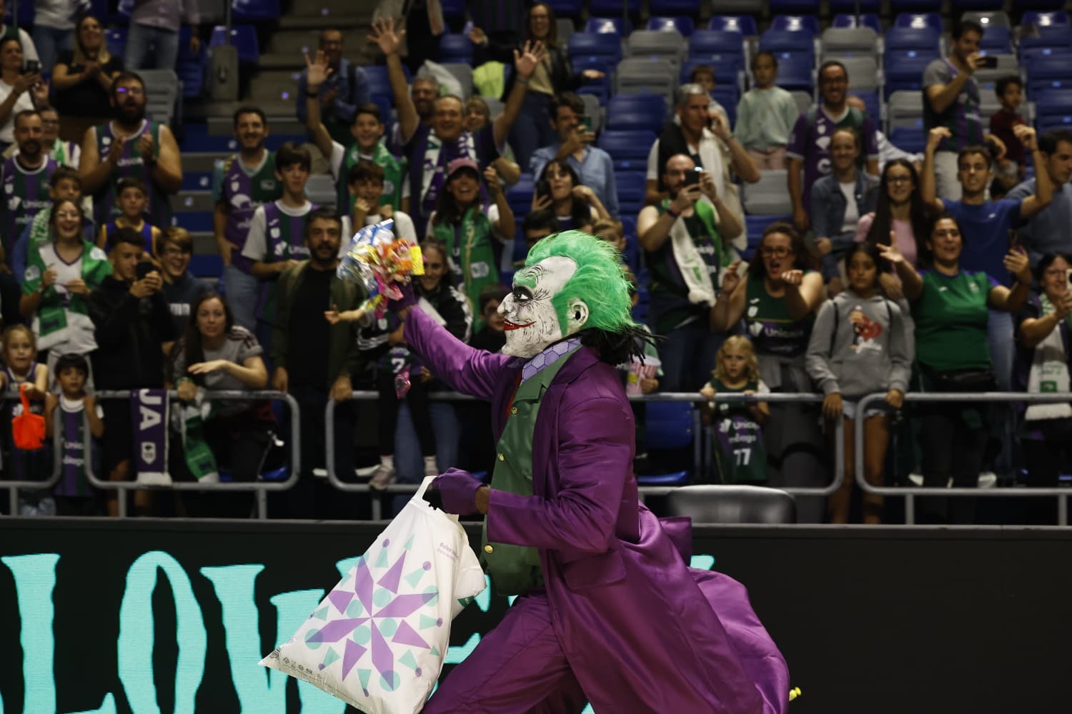 Los jugadores del Unicaja celebraron Halloween con sus aficionados