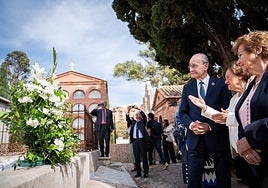 De izquierda a derecha, De la Torre, y las nietas del arquitecto, María Victoria y María Auxiliadora García Guerrero-Strachan, durante la ofrenda floral el pasado sábado.
