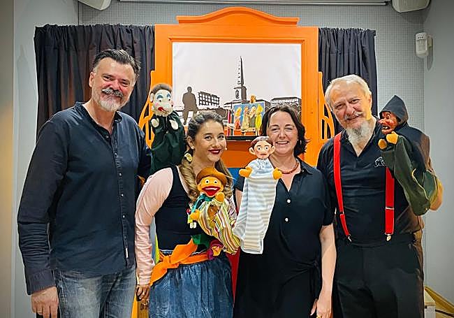 La concejala Mariana Pineda con la familia Pino tras ver 'Pablito y el Caratorta