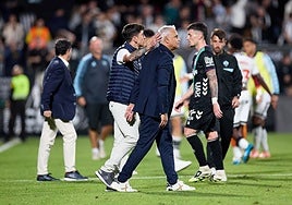 Pablo Hernández consuela a Pellicer tras el partido en Castellón.
