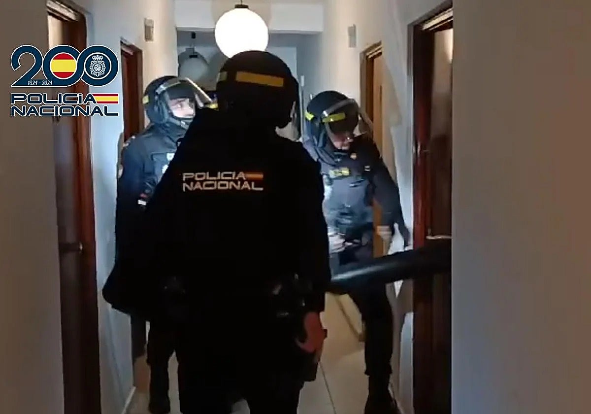 Imagen de archivo de la Policía Nacional, que liberó a la víctima cuando llevaba tres días de cautiverio en un piso de Málaga.