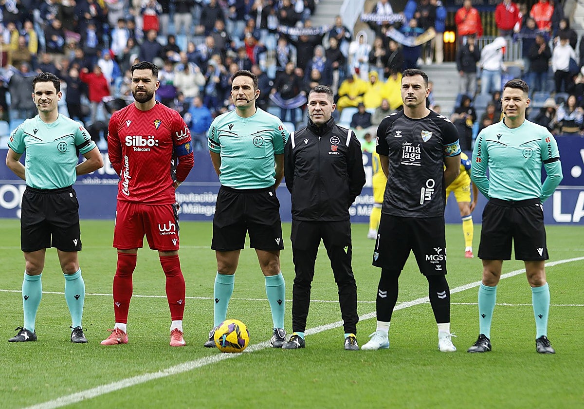 Arcediano Monescillo, en el centro de la imagen junto a su equipo arbitral en el Málaga-Cádiz (0-2) de la pasada campaña en La Rosaleda.